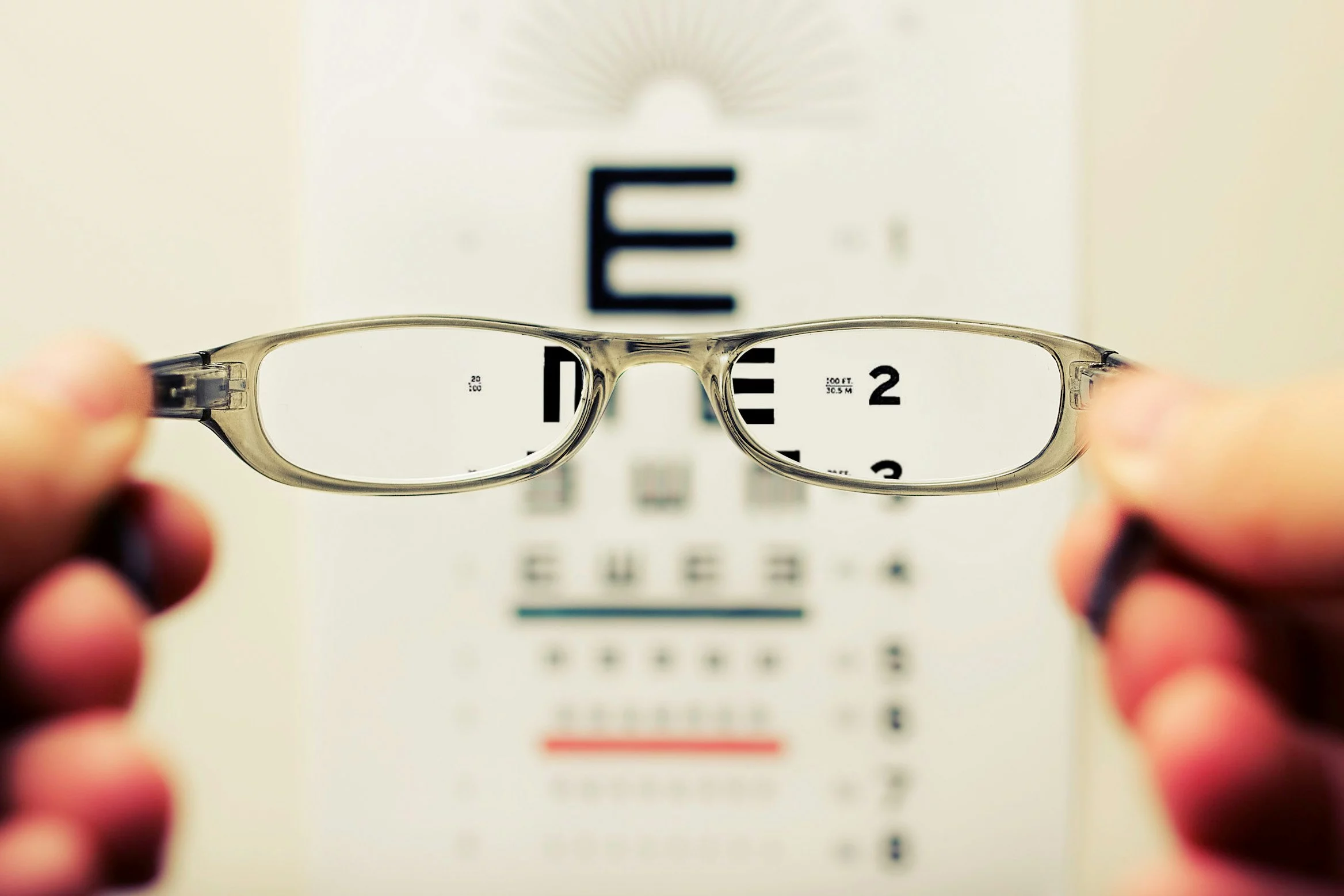 5 Signs of Farsightedness
